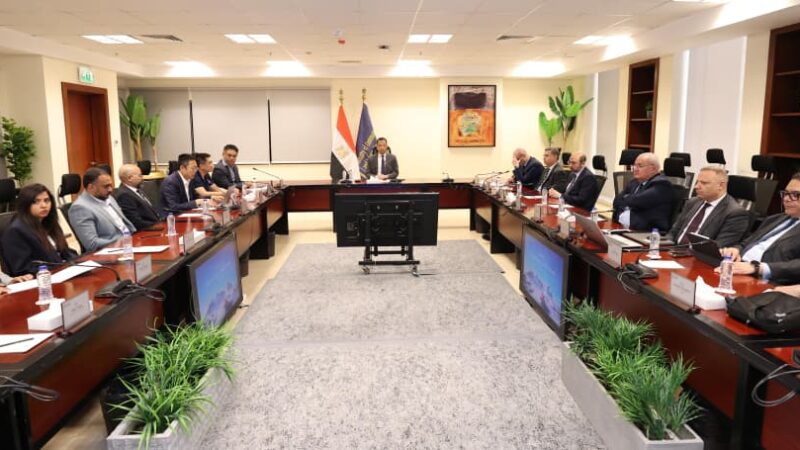 وزير الاتصالات يبحث مع شركة هونر HONOR العالمية خططها المستقبلية لتصنيع الهواتف الذكية في مصر