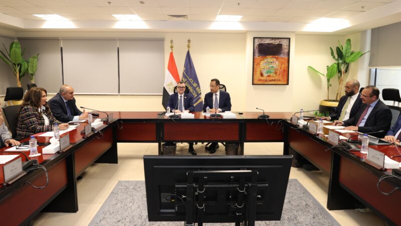 وزيرا الاتصالات والتخطيط ونائب وزير المالية يبحثون التعاون المشترك للتحول الرقمي وترتيب الاتفاقيات المزمع توقيعها مع كبرى الشركات العالمية
