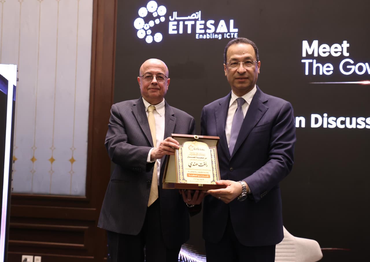 وزير الاتصالات :  	نستهدف زيادة عدد الهواتف المحمولة المصنعة في مصر إلى أكثر من 15 مليون جهاز بنهاية عام 2026