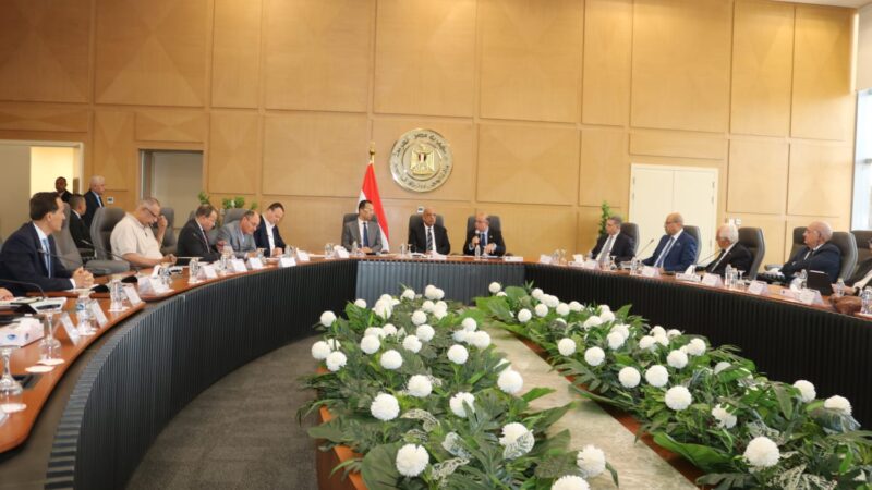 وزراء ” الكهرباء”و”الاتصالات” “والاستثمار” يبحثون الخطوات التنفيذية لإعداد الاستراتيجية الوطنية لصناعة مراكز البيانات والاعتماد على الطاقات المتجددة ودعم الاستثمارات الأجنبية