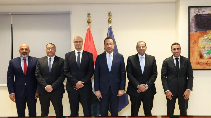 وزير الاتصالات يشهد توقيع ملاحق تراخيص الخدمتين بين الجهاز القومي لتنظيم الاتصالات وشركات المحمول الأربع العاملة بالسوق المصري