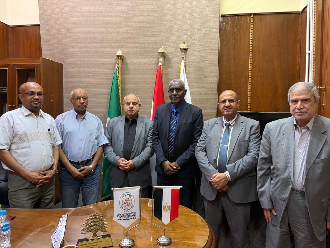 الأمين العام لاتحاد الأطباء العرب يستقبل رئيس اتحاد أطباء السودان ووفدًا من سفارة جمهورية السودان بالقاهرة