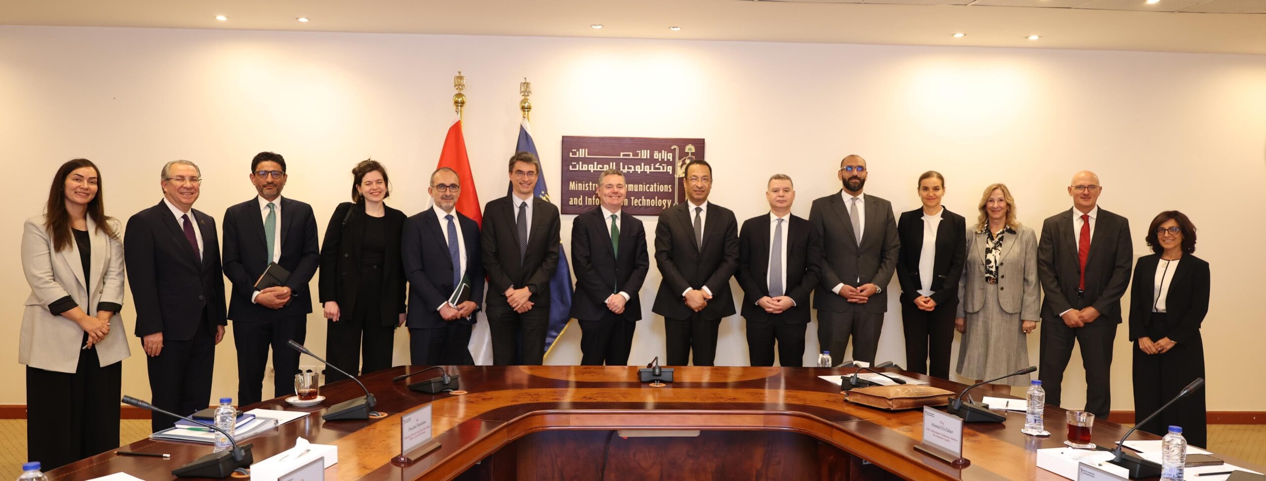 وزير الاتصالات يبحث مع مسؤولي البنك الدولي تعزيز الشراكة في مجالات التحول الرقمي والذكاء الاصطناعي