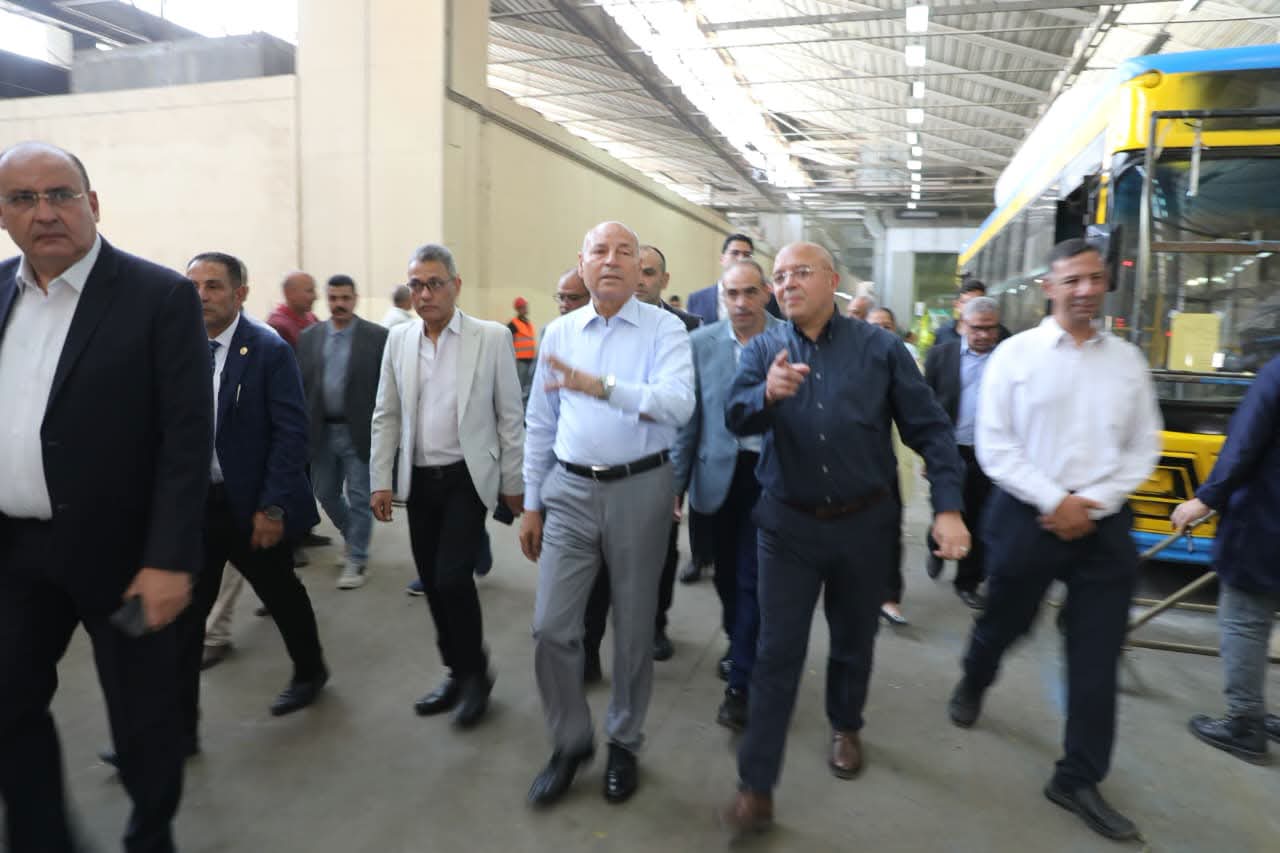 محافظ القاهرة يتفقد ورش جسر السويس التابعة لهيئة النقل العام لمتابعة منظومة العمل داخلها وأعمال الصيانة والعمرة والتجديد