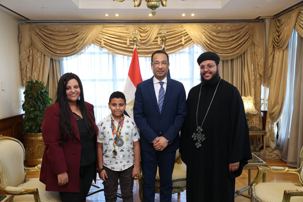 وزير الاتصالات يكرم الطفل مارتيروس مينا البالغ من العمر 10 أعوام لتميزه العالمي في البرمجة والروبوتات