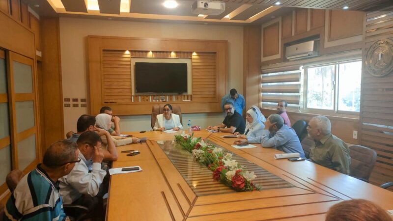 نائب محافظ القاهرة للمنطقة الشرقية يعقد اللقاء الاسبوعي مع المواطنين