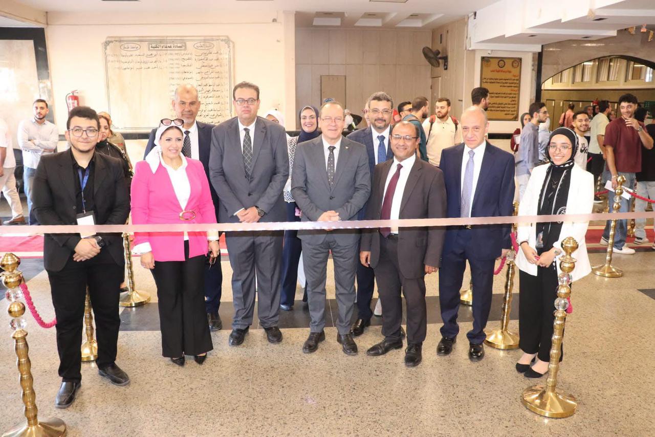 نائب رئيس جامعة طنطا وعميد كلية الطب يفتتحان المؤتمر الطلابي العلمي الأول