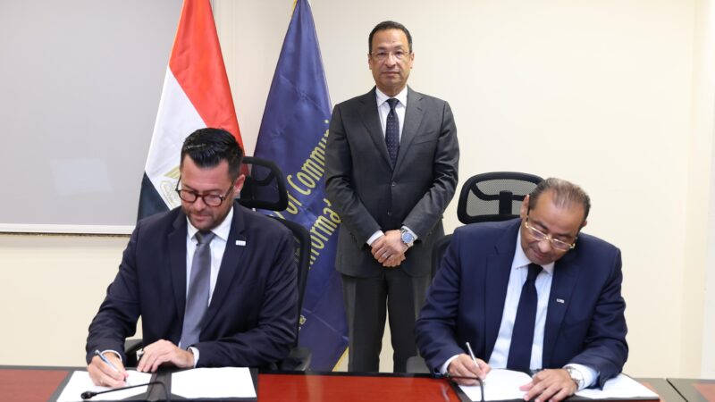 وزير الاتصالات يشهد توقيع اتفاقية بين الشركة المصرية للاتصالات وشركة PSL اليونانية لإنشاء كابل شرم الشيخ- طابا البحري