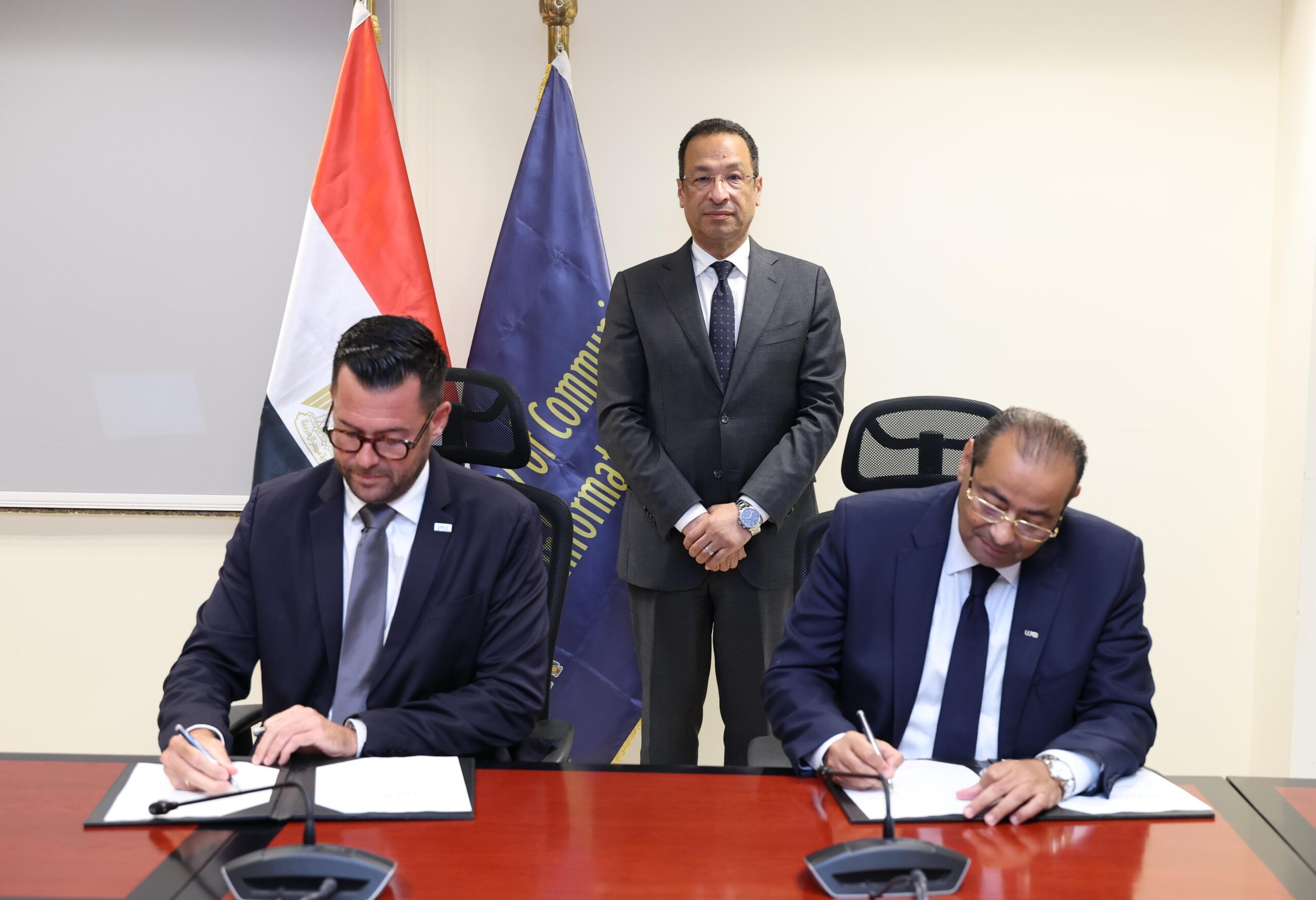 وزير الاتصالات يشهد توقيع اتفاقية بين الشركة المصرية للاتصالات وشركة PSL اليونانية لإنشاء كابل شرم الشيخ- طابا البحري