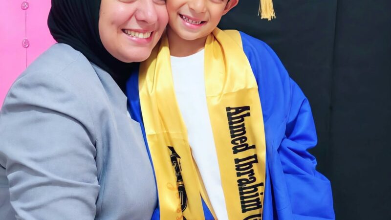 أحمد إبراهيم مدكور يحتفل بتخرجه ويستعد لمرحلة جديدة في حياته التعليمية
