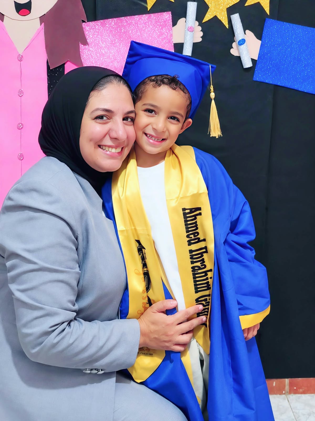 أحمد إبراهيم مدكور يحتفل بتخرجه ويستعد لمرحلة جديدة في حياته التعليمية