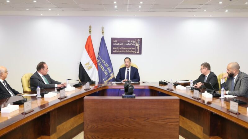 وزير الاتصالات يبحث مع وفد جمعية رجال الأعمال المصريين فرص الاستثمار فى صناعة التعهيد ويستعرض مشروعات التحول الرقمي