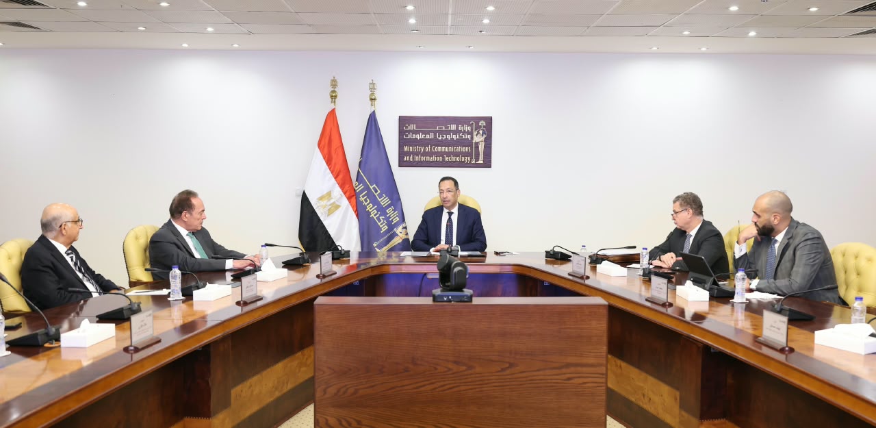 وزير الاتصالات يبحث مع وفد جمعية رجال الأعمال المصريين فرص الاستثمار فى صناعة التعهيد ويستعرض مشروعات التحول الرقمي