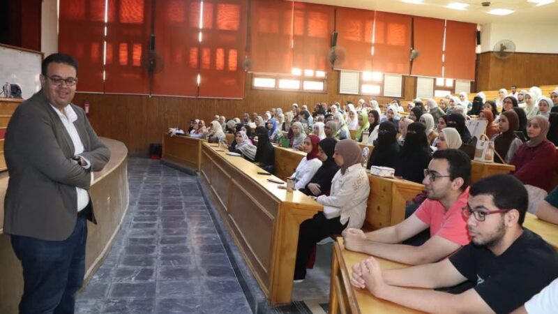 عميد طب طنطا يتابع سير العملية التعليمية ويؤكد انتظام الدراسة