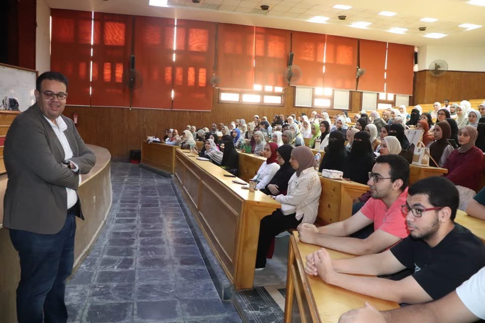 عميد طب طنطا يتابع سير العملية التعليمية ويؤكد انتظام الدراسة
