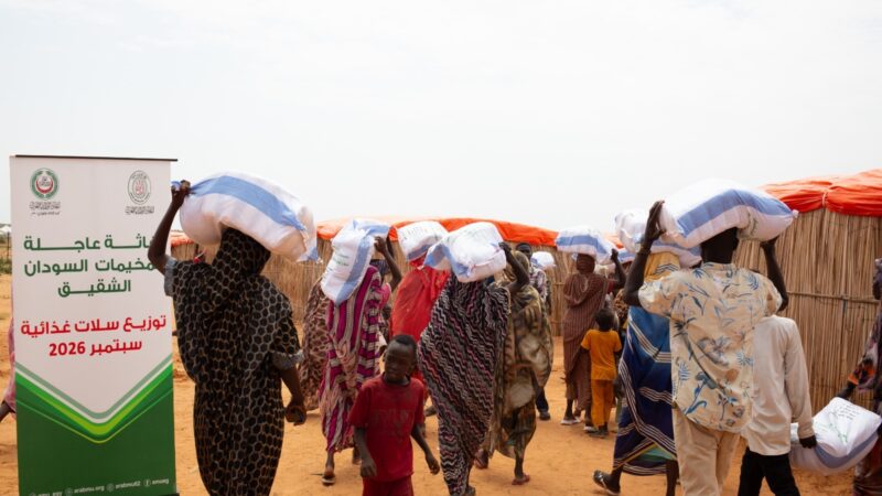 “إغاثة الأطباء العرب”: توزيع مساعدات غذائية للنازحين بمخيم قوز السلام بالسودان