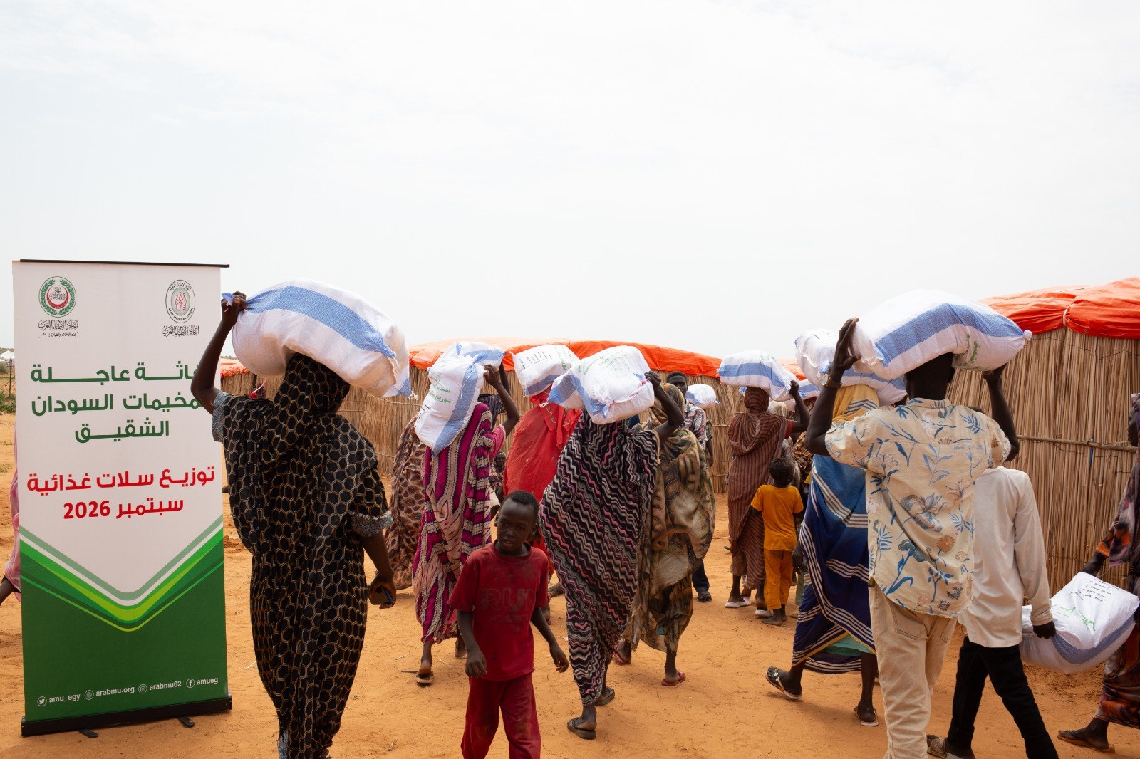 “إغاثة الأطباء العرب”: توزيع مساعدات غذائية للنازحين بمخيم قوز السلام بالسودان