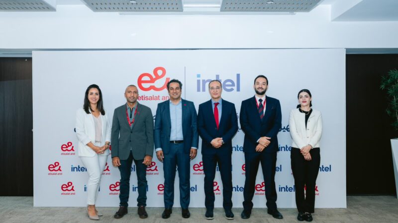 إي آند مصر وإنتل توقعان تفاهم لتسهيل الوصول لبرامج التدريب على الذكاء الاصطناعي للمواطنين