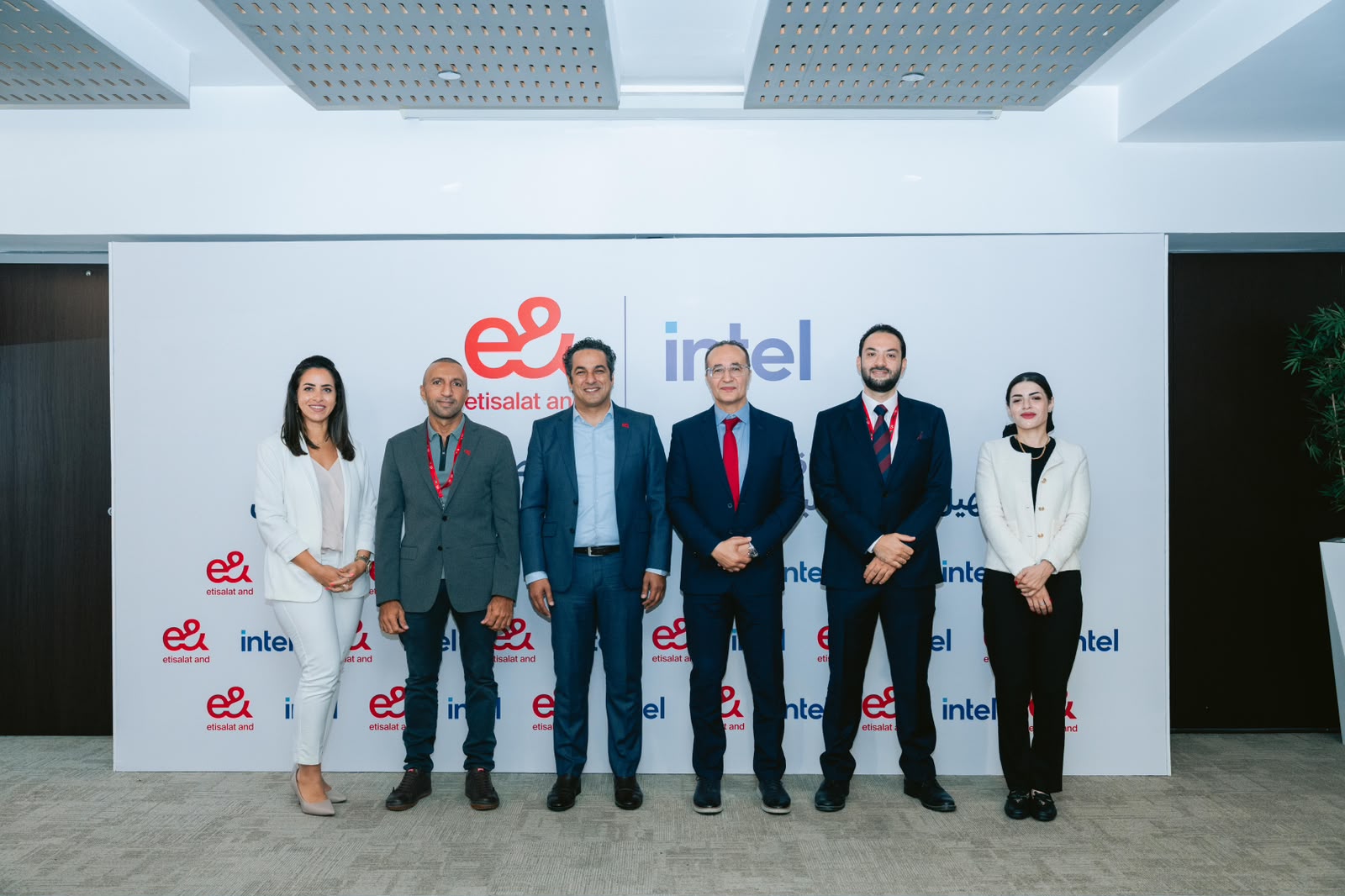 إي آند مصر وإنتل توقعان تفاهم لتسهيل الوصول لبرامج التدريب على الذكاء الاصطناعي للمواطنين