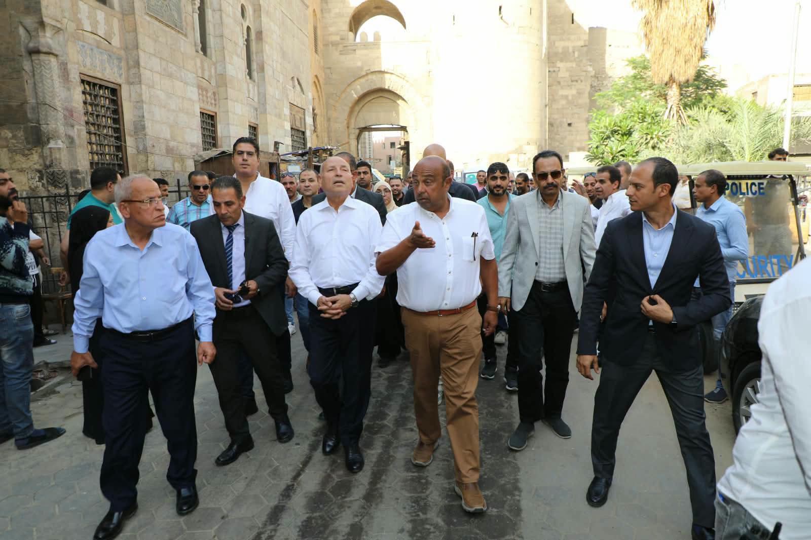 محافظ القاهرة يتفقد بدء المرحلة الأولى من أعمال ترميم وإعادة تأهيل سوق الخيامية التراثى