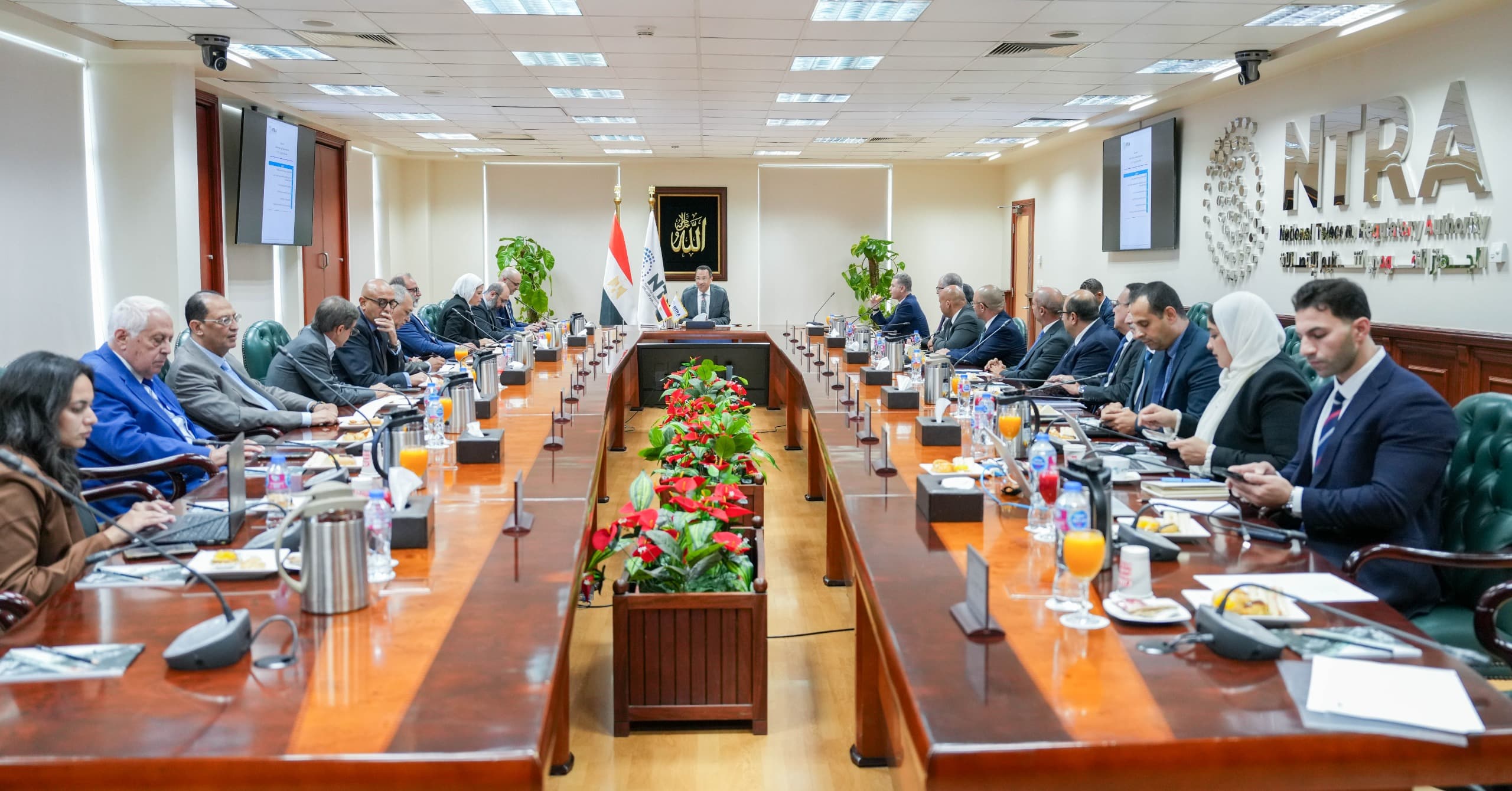 وزير الاتصالات: تعميق التصنيع المحلي ودعم الشراكة مع القطاع الخاص وتطوير البنية التحتية وتشجيع الابتكار لجذب المزيد من الاستثمارات